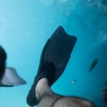 hombre-nadando-mar_23-2149066240
